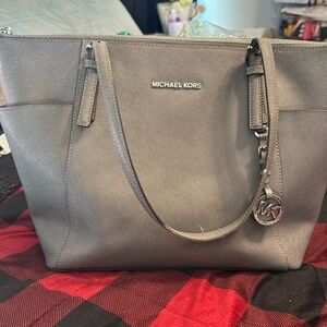 Michael Kors
Saffiano Leather Shoulder Bag